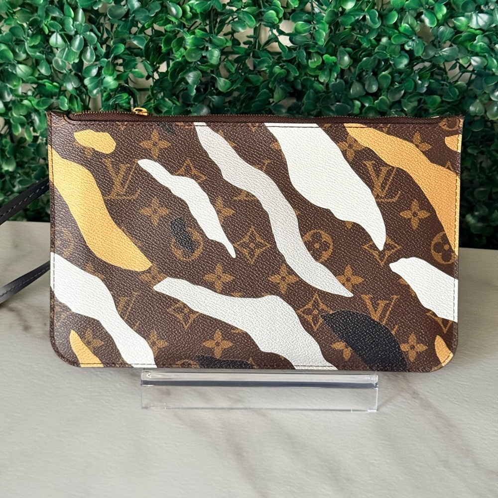 Louis Vuitton Monogram Limited Edition League of Legends Neverfull Pouch - Picture 4 of 7